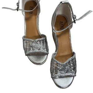 A New Approach Horizon Silver Wedge Sandals Women's Size 8
